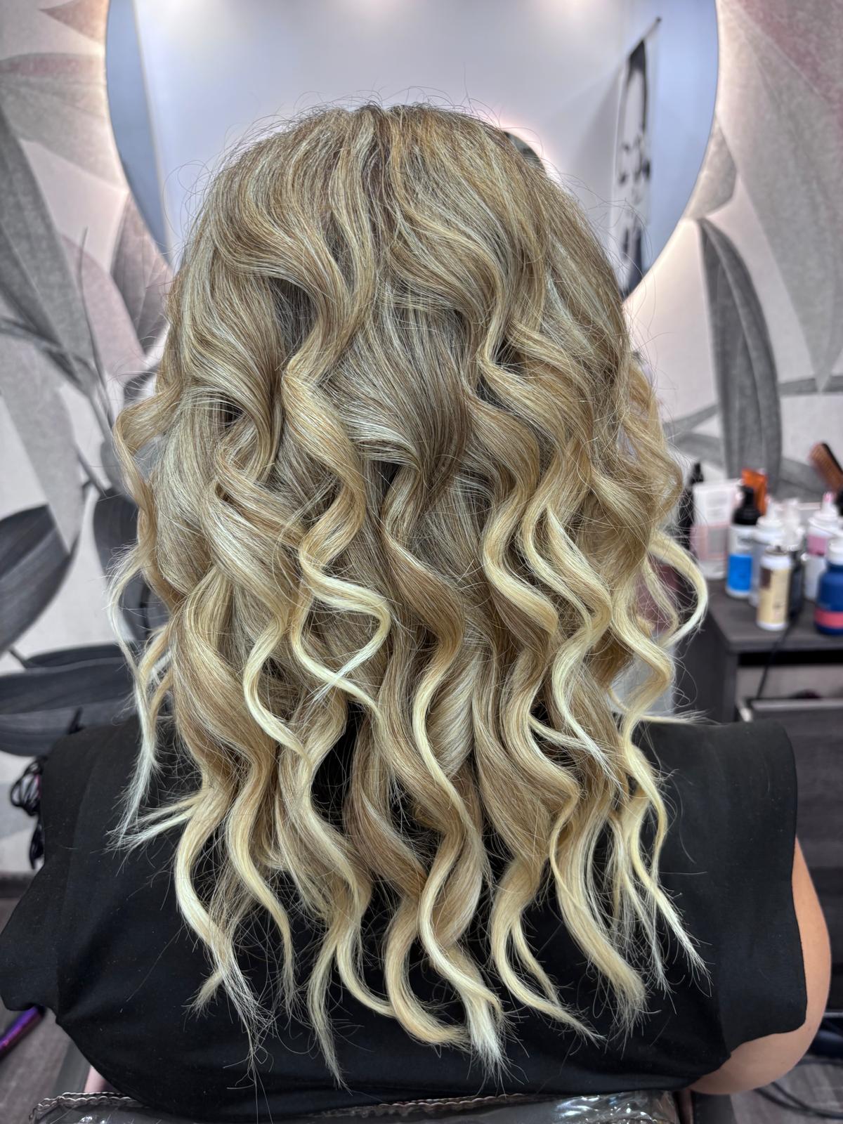 Tecniche professionali di colorimetria e schiariture